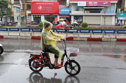  Cần chạy chậm dưới trời mưa khi đi xe đạp điện